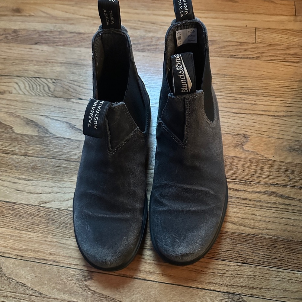 Blundstone Chelsea Boots - Charcoal Gray 
AU 7 (US 10 women’s and 8 men’s)